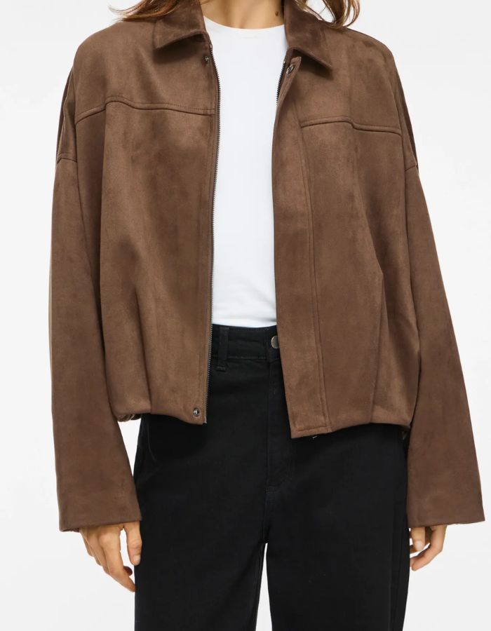 Autre vue de face du Blouson bomber pour femme marron chocolat avec col chemise, épaules tombantes et fermeture zippée à pressions, modèle Viral L/S Jacket couleur Rain Drum de la marque VILA.
