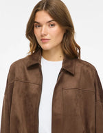 Col du Blouson bomber pour femme marron chocolat avec col chemise, épaules tombantes et fermeture zippée à pressions, modèle Viral L/S Jacket couleur Rain Drum de la marque VILA.