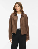 Vue de face du Blouson bomber pour femme marron chocolat avec col chemise, épaules tombantes et fermeture zippée à pressions, modèle Viral L/S Jacket couleur Rain Drum de la marque VILA.
