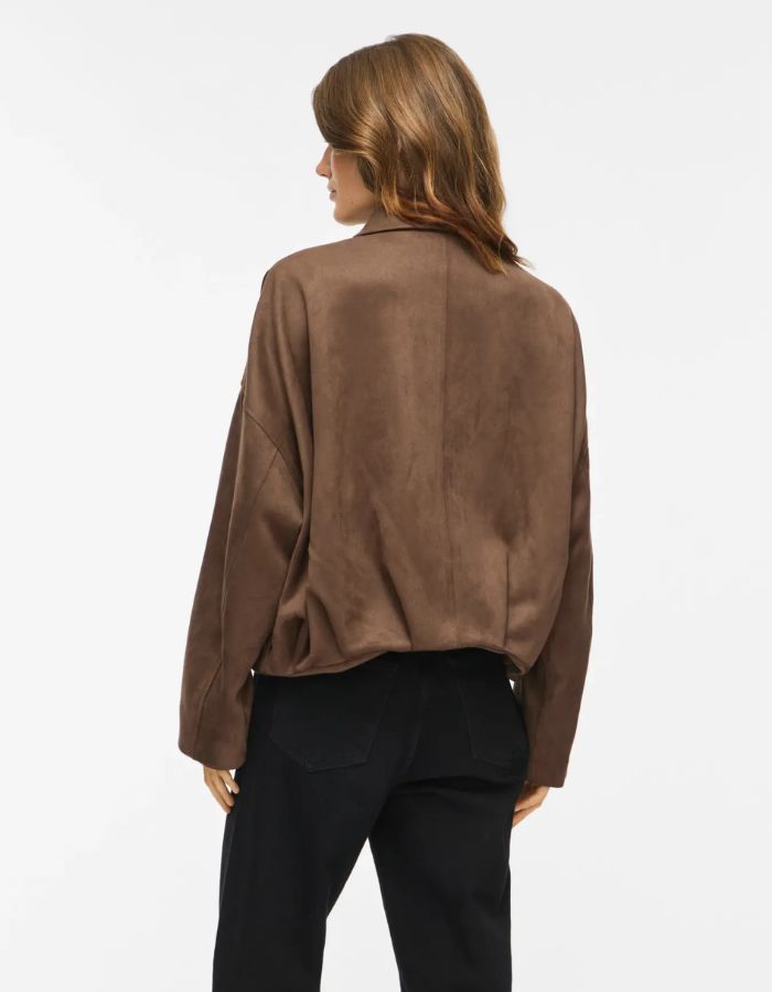 Silhouette de dos avec le Blouson bomber pour femme marron chocolat avec col chemise, épaules tombantes et fermeture zippée à pressions, modèle Viral L/S Jacket couleur Rain Drum de la marque VILA.