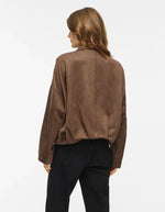 Silhouette de dos avec le Blouson bomber pour femme marron chocolat avec col chemise, épaules tombantes et fermeture zippée à pressions, modèle Viral L/S Jacket couleur Rain Drum de la marque VILA.