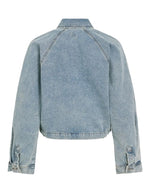 Dos du Blouson style bomber en jean pour femme de couleur bleu clair délavé Light Blue Denim, modèle Tiana de la marque Rouge Edit. Présente un col chemise évasé, une fermeture à glissière cachée sous des boutons-pression dorés mats Dull Gold et des brides de serrage ajustables.