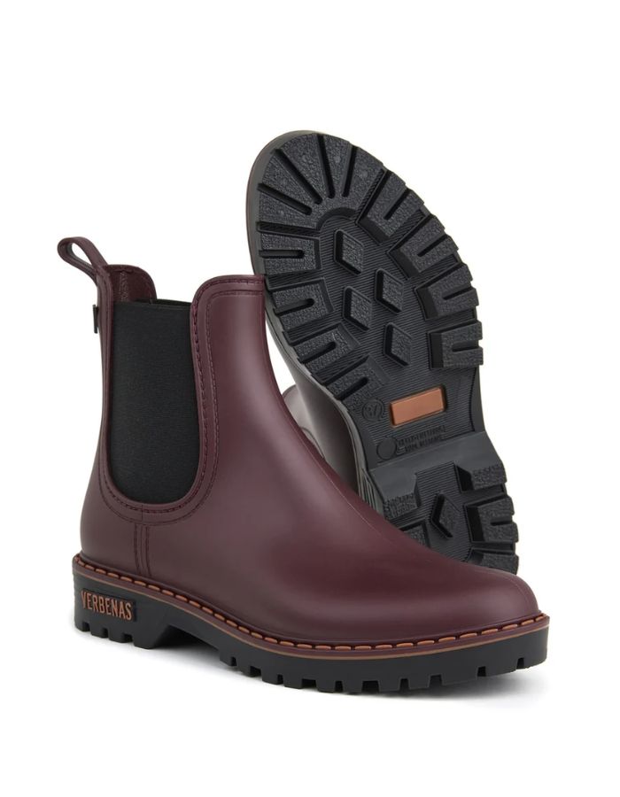 Semelles des Bottines de pluie pour femme en PVC bordeaux avec élastique latéral noir et semelle crantée, modèle Gaudi Countryside Bordeaux de la marque VERBENAS