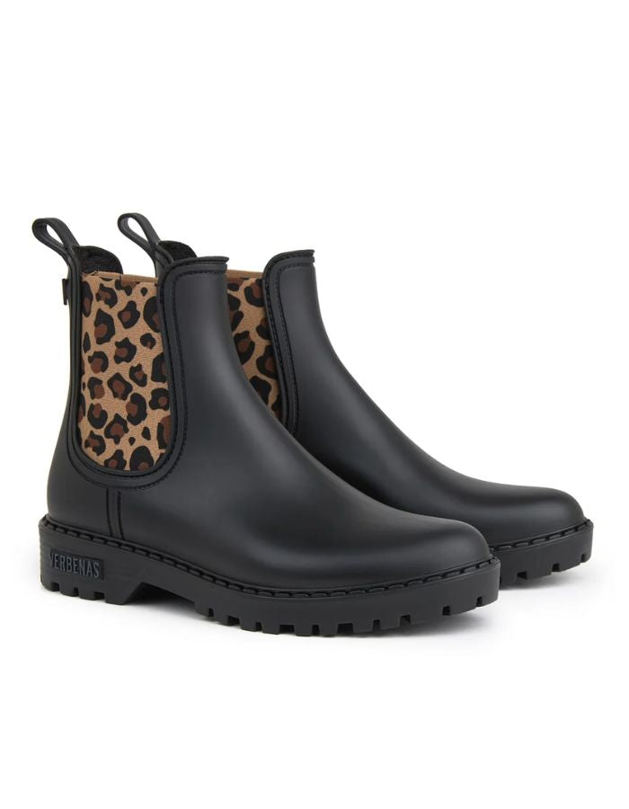 Profil des Bottines de pluie pour femme en PVC noir mat avec élastique latéral imprimé léopard et semelle crantée, modèle Gaudi Mate Animal Negro-Leopardo de VERBENAS.
