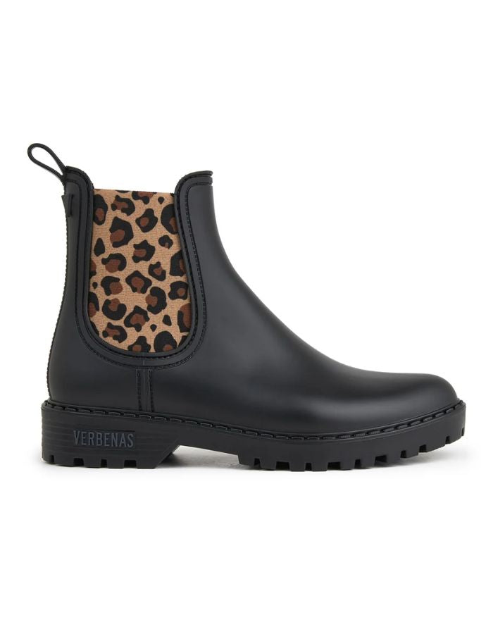 Bottines de pluie pour femme en PVC noir mat avec élastique latéral imprimé léopard et semelle crantée, modèle Gaudi Mate Animal Negro-Leopardo de VERBENAS.