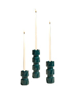 Bougeoirs Colonna en céramique Bleu Sarah par Maison Sarah Lavoine. Design inspiré des colonnes antiques avec double encoche pour bougies fines et standard, disponible en trois hauteurs : 7,5 cm, 12 cm et 16,5 cm.
