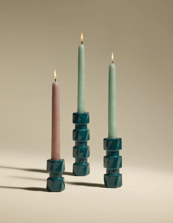 Mise en situations des Bougeoirs architectural Colonna en céramique Bleu Sarah par Maison Sarah Lavoine. Design inspiré des colonnes antiques avec double encoche pour bougies fines et standard, disponible en trois hauteurs : 7,5 cm, 12 cm et 16,5 cm.