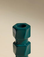 Finition du Bougeoir architectural Colonna en céramique Bleu Sarah par Maison Sarah Lavoine. Design inspiré des colonnes antiques avec double encoche pour bougies fines et standard, disponible en trois hauteurs : 7,5 cm, 12 cm et 16,5 cm.