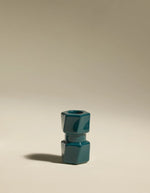 Petit Bougeoir architectural Colonna en céramique Bleu Sarah par Maison Sarah Lavoine. Design inspiré des colonnes antiques avec double encoche pour bougies fines, hauteur : 7,5 cm