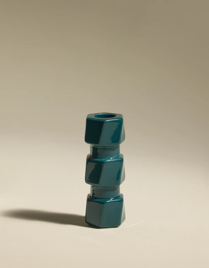 Bougeoir Moyen architectural Colonna en céramique Bleu Sarah par Maison Sarah Lavoine. Design inspiré des colonnes antiques avec double encoche pour bougies fines et standard, hauteur : 12 cm.
