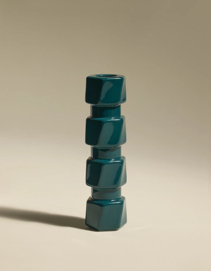 Grand Bougeoir architectural Colonna en céramique Bleu Sarah par Maison Sarah Lavoine. Design inspiré des colonnes antiques avec double encoche pour bougies fines et standard, hauteur : 16,5 cm.