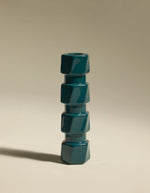 Grand Bougeoir architectural Colonna en céramique Bleu Sarah par Maison Sarah Lavoine. Design inspiré des colonnes antiques avec double encoche pour bougies fines et standard, hauteur : 16,5 cm.