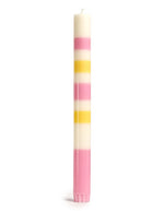 Bougie de type flambeau multicolore modèle Birthday Cake, de 23 cm de hauteur. Design minimaliste aux couleurs brillantes en cire végétale biologique, fabriquée à la main et issue du commerce équitable