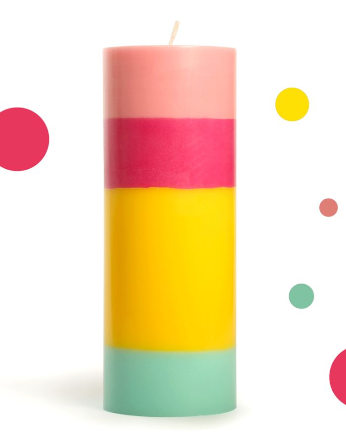 Grande bougie cylindrique multicolore modèle Hooray Birthday de 20 cm de haut. Confectionnée artisanalement en cire végétale de stéarine biologique avec des couches colorées empilées, présentée à côté de sa boîte en carton naturel.