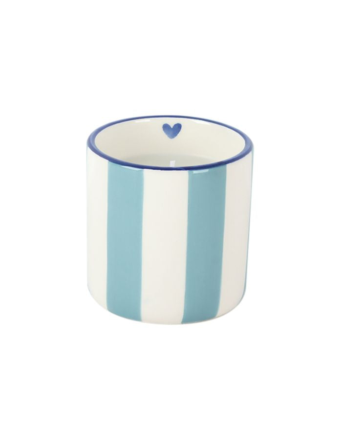 Gros plan sur la Bougie parfumée Chichou de la marque Opjet dans un pot cylindrique en céramique blanche de 8 cm de hauteur, décoré de rayures horizontales bleues peintes à la main.