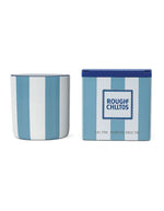 Bougie parfumée Chichou de la marque Opjet dans un pot cylindrique en céramique blanche de 8 cm de hauteur, décoré de rayures horizontales bleues peintes à la main.
