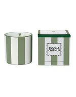 Bougie parfumée d'ambiance Chichou de la marque Opjet, dans un pot cylindrique en céramique blanche de 8 cm de hauteur, peint à la main de rayures horizontales vert matcha.
