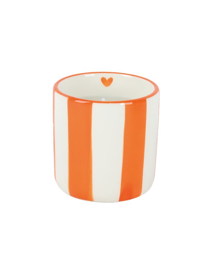 Gros plan sur la Bougie parfumée d'intérieur Chichou de la marque Opjet, logée dans un contenant cylindrique en céramique blanche de 8 cm de diamètre avec des rayures horizontales orange peintes à la main