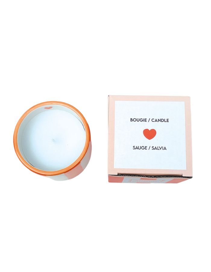 Dessus de la Bougie parfumée d'intérieur Chichou de la marque Opjet, logée dans un contenant cylindrique en céramique blanche de 8 cm de diamètre avec des rayures horizontales orange peintes à la main