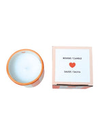 Dessus de la Bougie parfumée d'intérieur Chichou de la marque Opjet, logée dans un contenant cylindrique en céramique blanche de 8 cm de diamètre avec des rayures horizontales orange peintes à la main