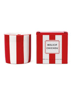 Bougie parfumée de créateur Chichou de la marque Opjet, présentée dans un pot cylindrique en céramique blanche de 8 cm de hauteur orné de rayures horizontales rouges peintes à la main.