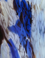 Finition de la Bougie parfumée en verre soufflé à la main aux motifs laiteux et bleu cobalt inspirés du lapis-lazuli.