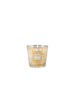 Bougie parfumée Aurum de la gamme My First Baobab par Baobab Collection. Verre décoré d'un logo graphique inspiré des années 1970. Parfum iconique au jasmin et musc.