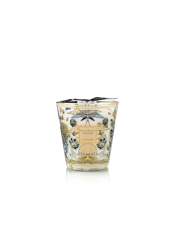 Bougie parfumée Baobab Collection Tomorrowland 2026, verre décoré d'illustrations dorées et bleues.