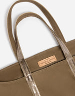 Anses du Grand sac cabas zippé pour femme en cuir velours gris taupe avec bandes de sequins assortis et longues anses, modèle Cabas L Zippé Cuir Velours couleur Éléphant de Vanessa Bruno.