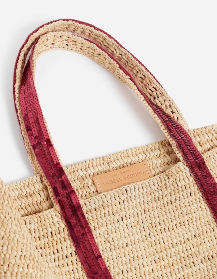 Cabas M Raphia Lipstick Vanessa Bruno, sac en raphia naturel tressé avec anses rouges à sequins.