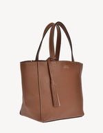 Profil du Sac cabas pour femme en cuir de vachette grainé marron brandy, modèle Cabas Parisien Ramita de la marque LOXWOOD. Présente une coupe bord franc avec piqûres sellier et deux anses pour un porté main.