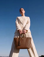 Silhouette avec le Sac cabas pour femme en cuir de vachette grainé marron brandy, modèle Cabas Parisien Ramita de la marque LOXWOOD. Présente une coupe bord franc avec piqûres sellier et deux anses pour un porté main.