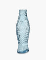 Carafe en verre pressé bleu transparent, en forme de poisson avec écailles et nageoires.