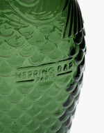 Détail de la Carafe en verre pressé vert foncé sculptée en forme de poisson, design signé Paola Navone