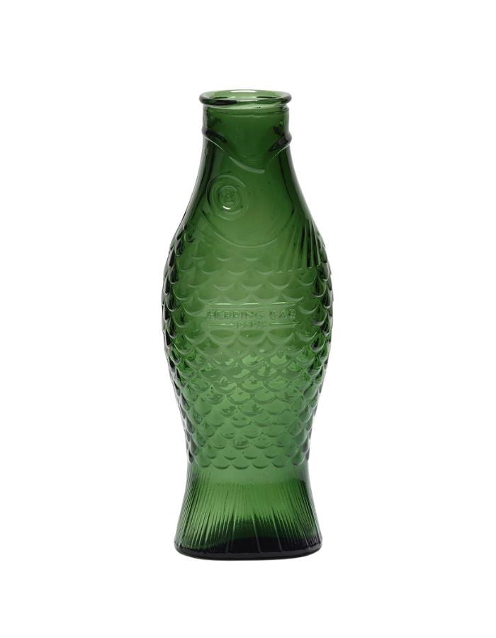 Carafe en verre pressé vert foncé sculptée en forme de poisson, design signé Paola Navone