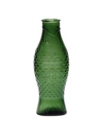 Carafe en verre pressé vert foncé sculptée en forme de poisson, design signé Paola Navone