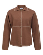 Vue de face du Cardigan col chemise marron et écru en maille recyclée avec boutons-pression et coutures contrastées