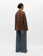 Dos du Cardigan col chemise marron et écru en maille recyclée avec boutons-pression et coutures contrastées