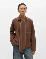 Silhouette avec le Cardigan col chemise marron et écru en maille recyclée avec boutons-pression et coutures contrastées