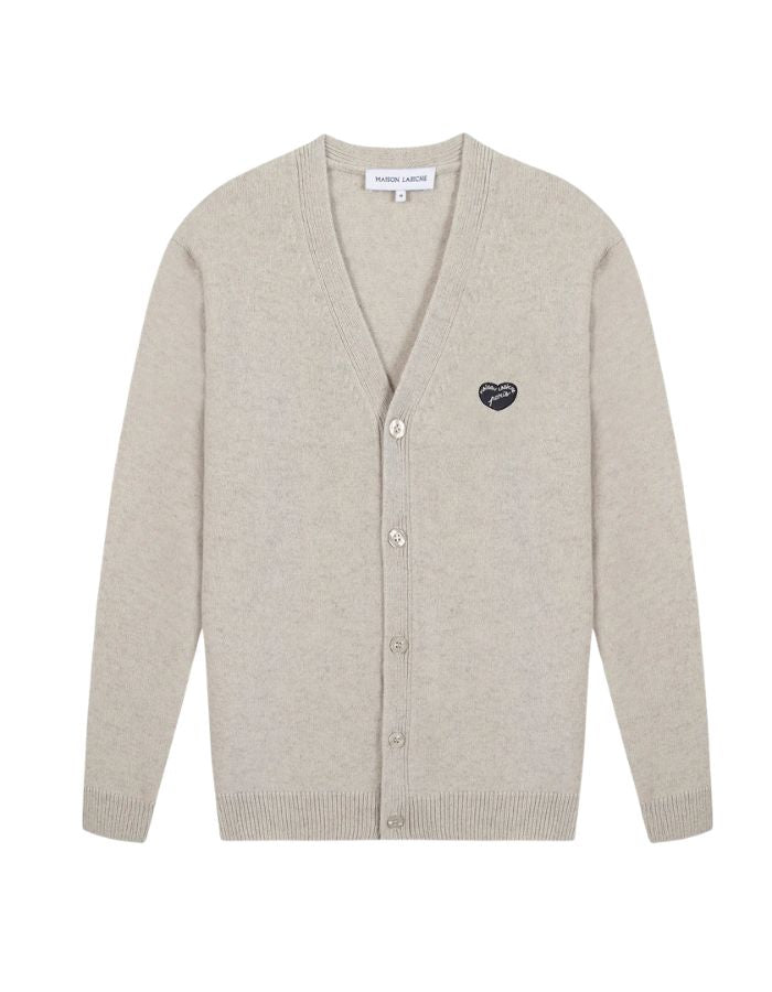 Cardigan droit boutonné en laine d'agneau couleur gris ciment pour homme avec patch cœur sur la poitrine, modèle Lhomme de la marque Maison Labiche.