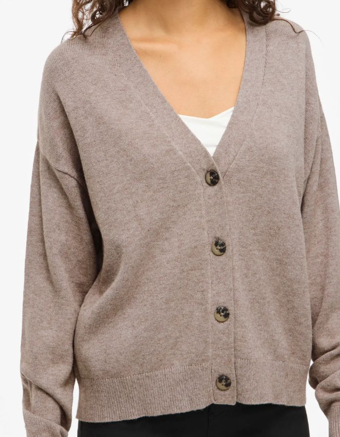 Col du Gilet col V pour femme en maille taupe, modèle Viril V-Neck Knit Cardigan de la marque VILA. Présente des emmanchures basses, des poignets en bord-côte et des boutons ton sur ton sur le devant.