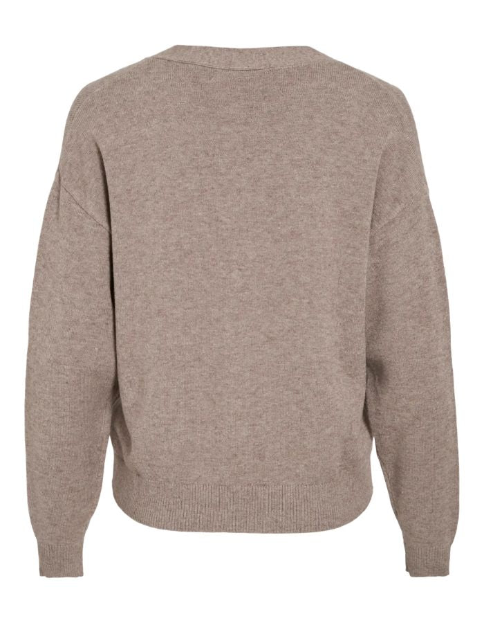 Dos du Gilet col V pour femme en maille taupe, modèle Viril V-Neck Knit Cardigan de la marque VILA. Présente des emmanchures basses, des poignets en bord-côte et des boutons ton sur ton sur le devant.