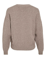 Dos du Gilet col V pour femme en maille taupe, modèle Viril V-Neck Knit Cardigan de la marque VILA. Présente des emmanchures basses, des poignets en bord-côte et des boutons ton sur ton sur le devant.