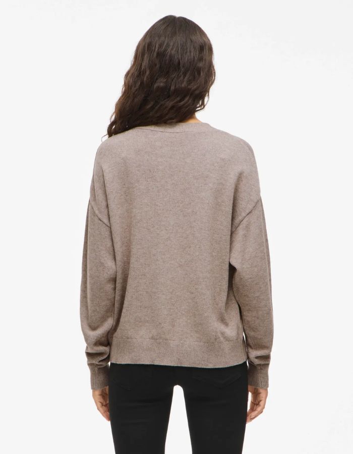 Silhouette de dos avec le Gilet col V pour femme en maille taupe, modèle Viril V-Neck Knit Cardigan de la marque VILA. Présente des emmanchures basses, des poignets en bord-côte et des boutons ton sur ton sur le devant.