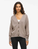Silhouette de face avec le Gilet col V pour femme en maille taupe, modèle Viril V-Neck Knit Cardigan de la marque VILA. Présente des emmanchures basses, des poignets en bord-côte et des boutons ton sur ton sur le devant.