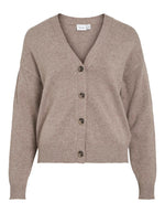 Gilet col V pour femme en maille taupe, modèle Viril V-Neck Knit Cardigan de la marque VILA. Présente des emmanchures basses, des poignets en bord-côte et des boutons ton sur ton sur le devant.