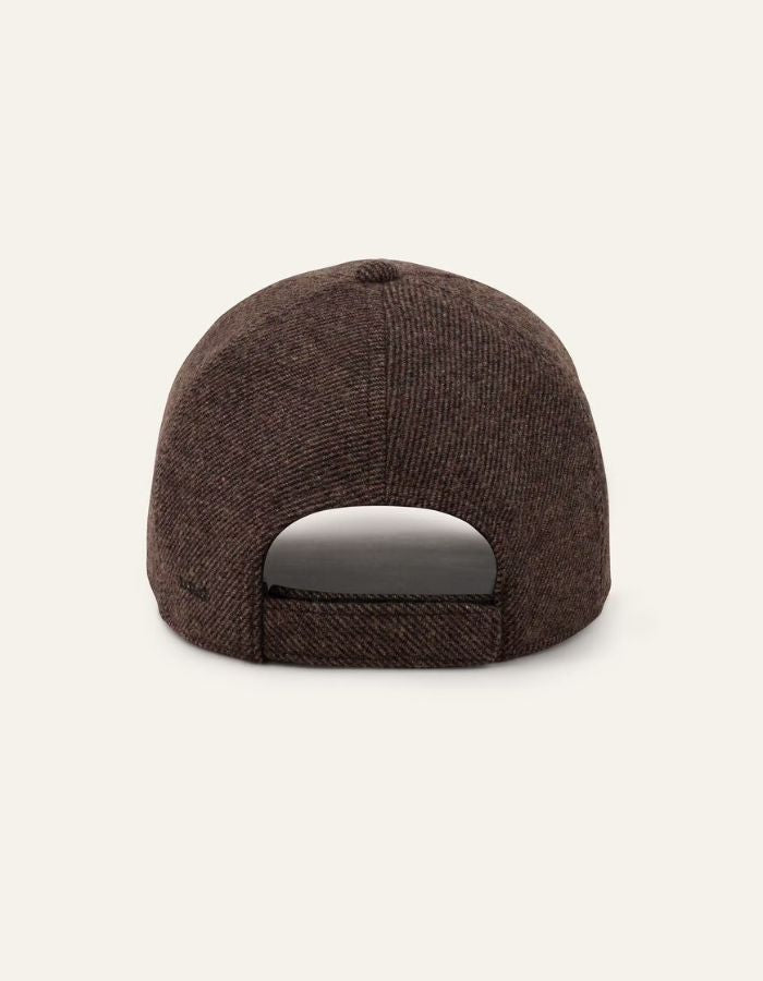 Dos de la Casquette pour femme en tissu épais marron avec logo SIGN brodé en bouclette ton sur ton, contour écru et fermeture scratch arrière, modèle Hugo de la marque BA&SH