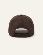 Dos de la Casquette pour femme en tissu épais marron avec logo SIGN brodé en bouclette ton sur ton, contour écru et fermeture scratch arrière, modèle Hugo de la marque BA&SH