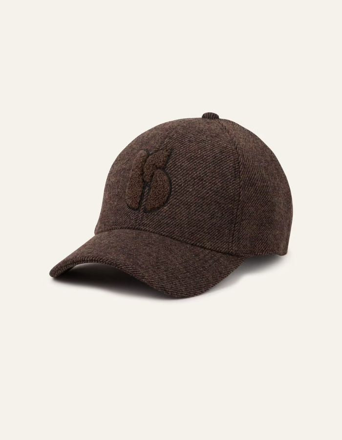 Profil de la Casquette pour femme en tissu épais marron avec logo SIGN brodé en bouclette ton sur ton, contour écru et fermeture scratch arrière, modèle Hugo de la marque BA&SH