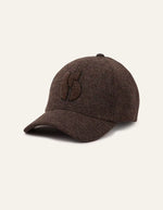 Profil de la Casquette pour femme en tissu épais marron avec logo SIGN brodé en bouclette ton sur ton, contour écru et fermeture scratch arrière, modèle Hugo de la marque BA&SH